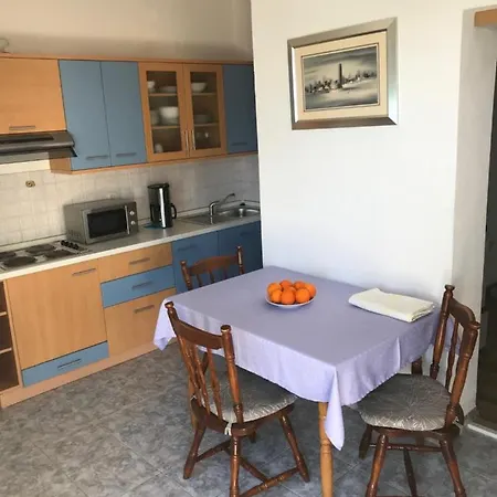 Tona Apartment *